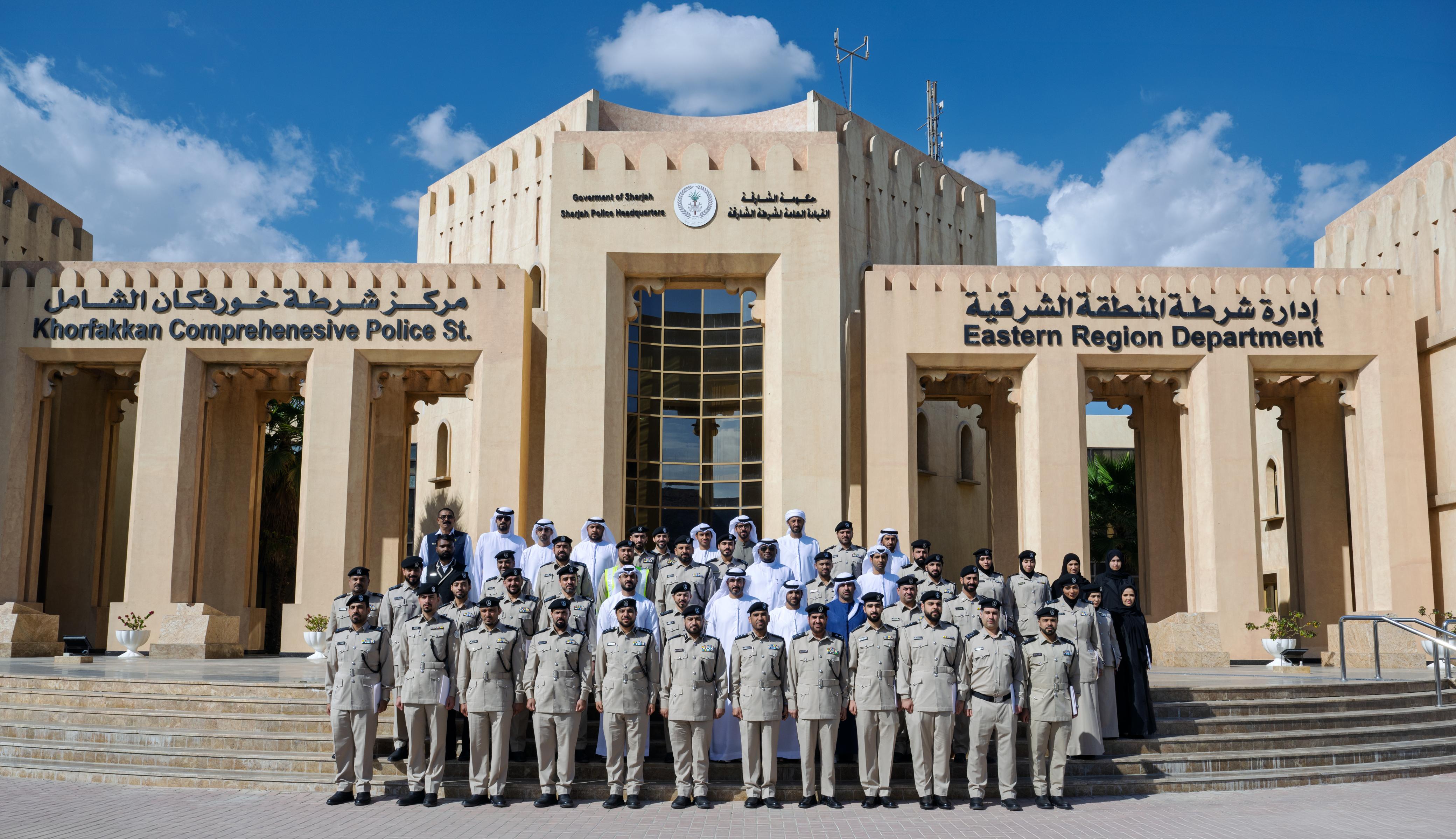 شرطة الشارقة تكرم منتسبيها المتميزين بإدارة شرطة المنطقة الشرقية